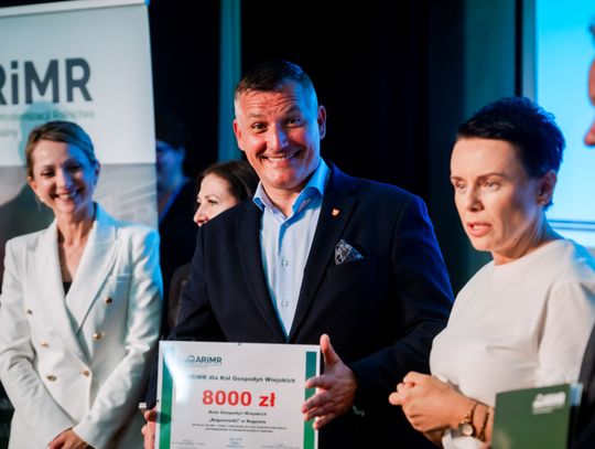 Wręczenie czeków dla Kół Gospodyń Wiejskich z powiatu Szydłowieckiego (zdjęcia)