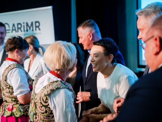 Wręczenie czeków dla Kół Gospodyń Wiejskich z powiatu Szydłowieckiego (zdjęcia)