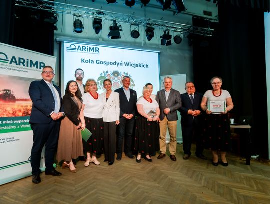 Wręczenie czeków dla Kół Gospodyń Wiejskich z powiatu Szydłowieckiego (zdjęcia)