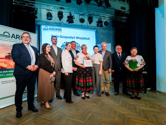 Wręczenie czeków dla Kół Gospodyń Wiejskich z powiatu Szydłowieckiego (zdjęcia)