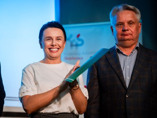 Wręczenie czeków dla Kół Gospodyń Wiejskich z powiatu Szydłowieckiego (zdjęcia)