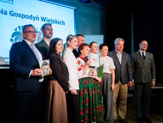 Wręczenie czeków dla Kół Gospodyń Wiejskich z powiatu Szydłowieckiego (zdjęcia)