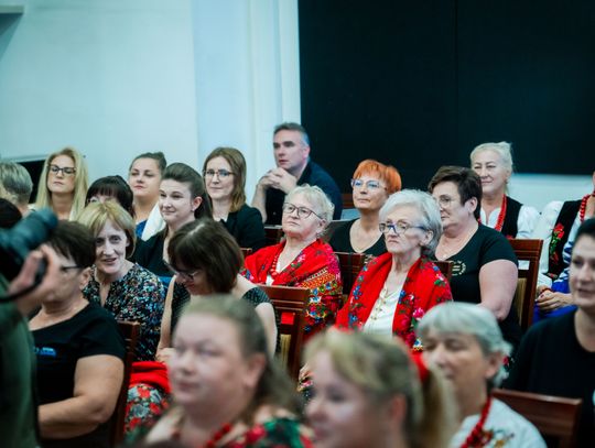 Wręczenie czeków dla Kół Gospodyń Wiejskich z powiatu Szydłowieckiego (zdjęcia)