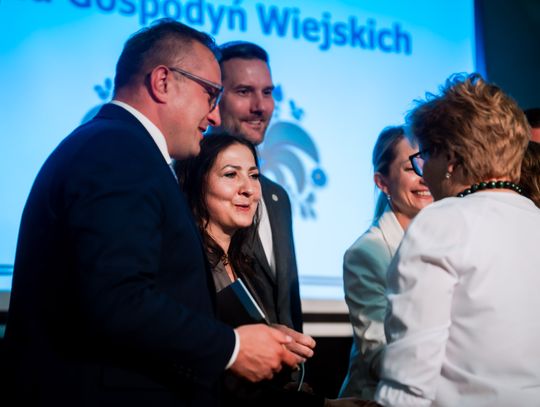 Wręczenie czeków dla Kół Gospodyń Wiejskich z powiatu Szydłowieckiego (zdjęcia)