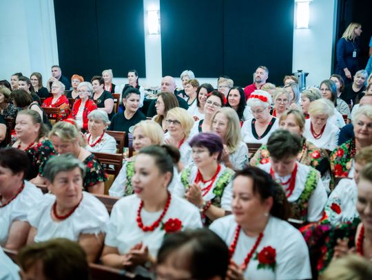 Wręczenie czeków dla Kół Gospodyń Wiejskich z powiatu Szydłowieckiego (zdjęcia)