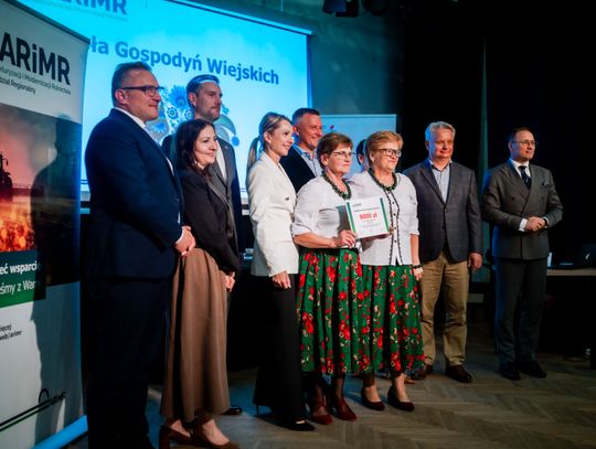 Wręczenie czeków dla Kół Gospodyń Wiejskich z powiatu Szydłowieckiego (zdjęcia)