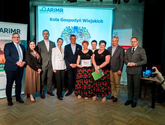 Wręczenie czeków dla Kół Gospodyń Wiejskich z powiatu Szydłowieckiego (zdjęcia)