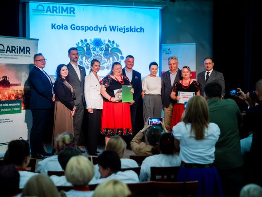 Wręczenie czeków dla Kół Gospodyń Wiejskich z powiatu Szydłowieckiego (zdjęcia)