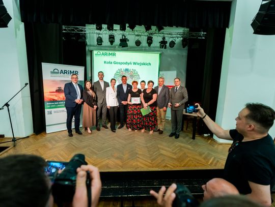 Wręczenie czeków dla Kół Gospodyń Wiejskich z powiatu Szydłowieckiego (zdjęcia)