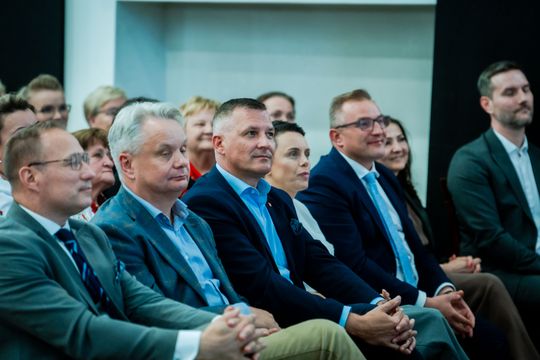 Wręczenie czeków dla Kół Gospodyń Wiejskich z powiatu Szydłowieckiego (zdjęcia)