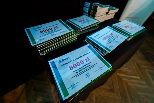 Wręczenie czeków dla Kół Gospodyń Wiejskich z powiatu Szydłowieckiego (zdjęcia)