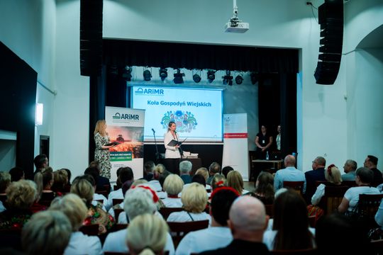 Wręczenie czeków dla Kół Gospodyń Wiejskich z powiatu Szydłowieckiego (zdjęcia)
