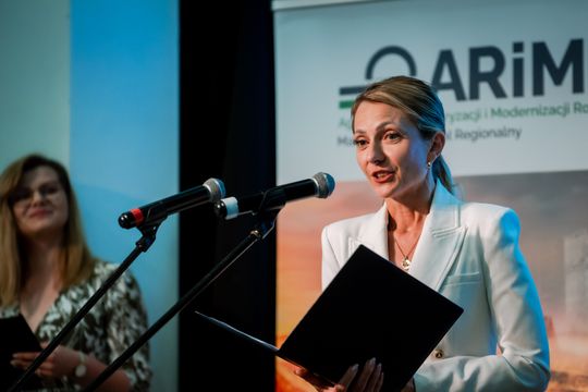 Wręczenie czeków dla Kół Gospodyń Wiejskich z powiatu Szydłowieckiego (zdjęcia)