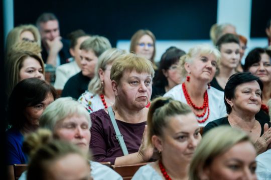 Wręczenie czeków dla Kół Gospodyń Wiejskich z powiatu Szydłowieckiego (zdjęcia)