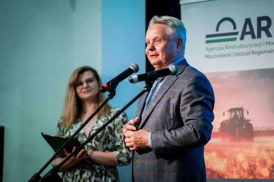 Wręczenie czeków dla Kół Gospodyń Wiejskich z powiatu Szydłowieckiego (zdjęcia)