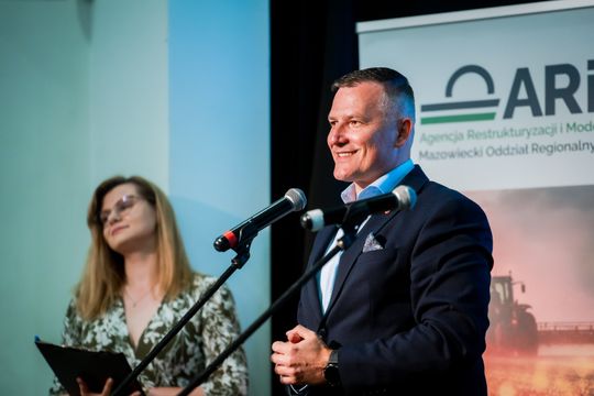 Wręczenie czeków dla Kół Gospodyń Wiejskich z powiatu Szydłowieckiego (zdjęcia)