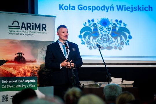 Wręczenie czeków dla Kół Gospodyń Wiejskich z powiatu Szydłowieckiego (zdjęcia)