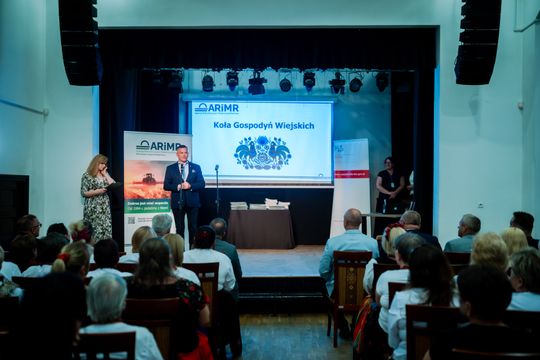 Wręczenie czeków dla Kół Gospodyń Wiejskich z powiatu Szydłowieckiego (zdjęcia)