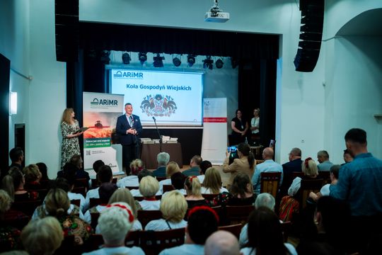 Wręczenie czeków dla Kół Gospodyń Wiejskich z powiatu Szydłowieckiego (zdjęcia)