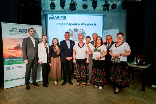 Wręczenie czeków dla Kół Gospodyń Wiejskich z powiatu Szydłowieckiego (zdjęcia)