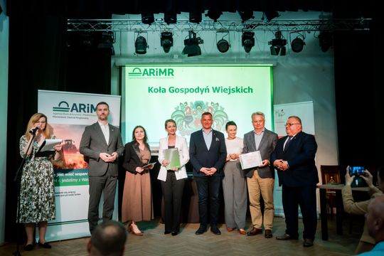 Wręczenie czeków dla Kół Gospodyń Wiejskich z powiatu Szydłowieckiego (zdjęcia)