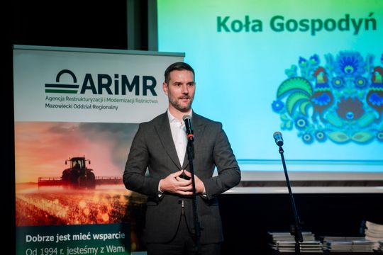 Wręczenie czeków dla Kół Gospodyń Wiejskich z powiatu Szydłowieckiego (zdjęcia)