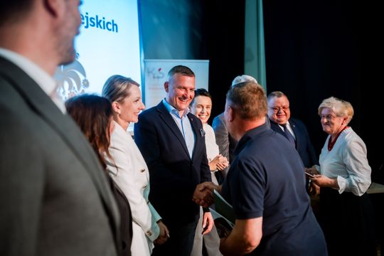Wręczenie czeków dla Kół Gospodyń Wiejskich z powiatu Szydłowieckiego (zdjęcia)