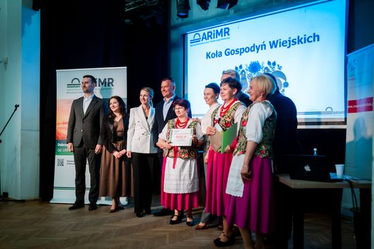 Wręczenie czeków dla Kół Gospodyń Wiejskich z powiatu Szydłowieckiego (zdjęcia)