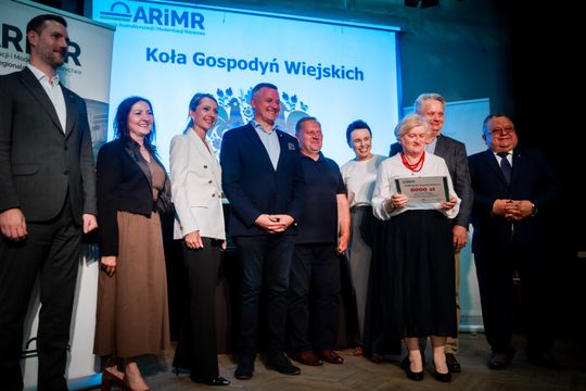 Wręczenie czeków dla Kół Gospodyń Wiejskich z powiatu Szydłowieckiego (zdjęcia)