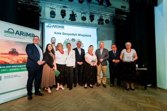 Wręczenie czeków dla Kół Gospodyń Wiejskich z powiatu Szydłowieckiego (zdjęcia)