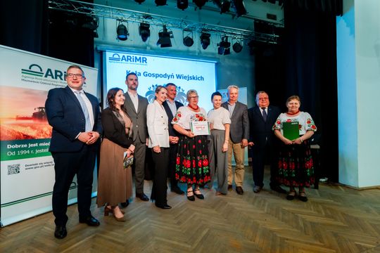 Wręczenie czeków dla Kół Gospodyń Wiejskich z powiatu Szydłowieckiego (zdjęcia)