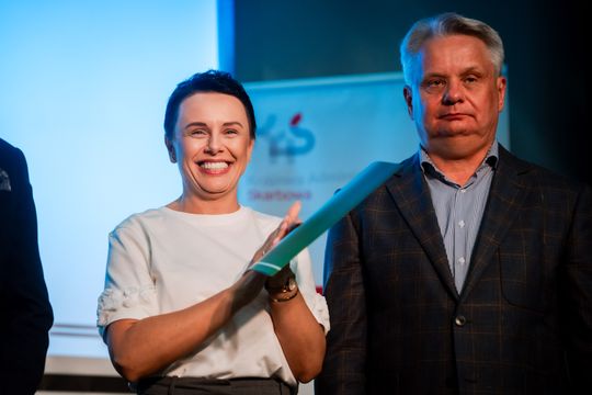 Wręczenie czeków dla Kół Gospodyń Wiejskich z powiatu Szydłowieckiego (zdjęcia)