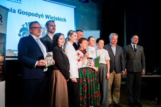 Wręczenie czeków dla Kół Gospodyń Wiejskich z powiatu Szydłowieckiego (zdjęcia)