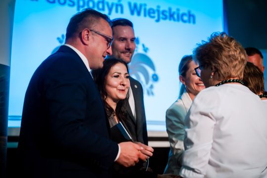 Wręczenie czeków dla Kół Gospodyń Wiejskich z powiatu Szydłowieckiego (zdjęcia)