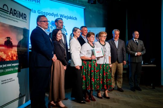 Wręczenie czeków dla Kół Gospodyń Wiejskich z powiatu Szydłowieckiego (zdjęcia)