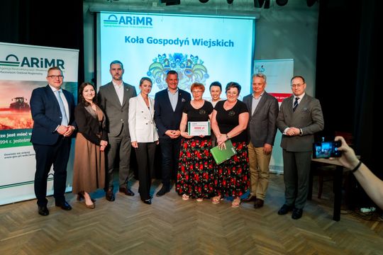 Wręczenie czeków dla Kół Gospodyń Wiejskich z powiatu Szydłowieckiego (zdjęcia)