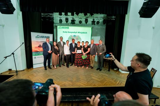 Wręczenie czeków dla Kół Gospodyń Wiejskich z powiatu Szydłowieckiego (zdjęcia)