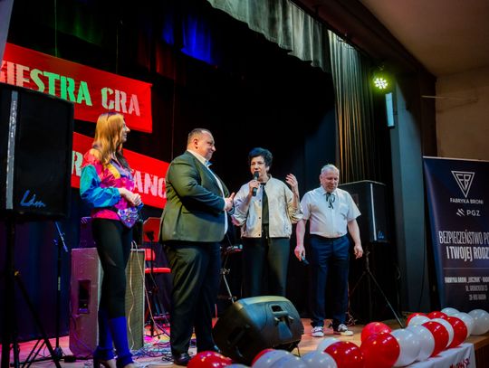 Potańcówka w klimacie PRL w DK Idalin (zdjęcia)