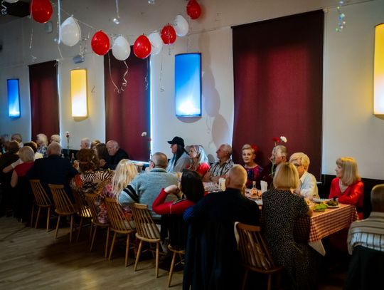 Potańcówka w klimacie PRL w DK Idalin (zdjęcia)