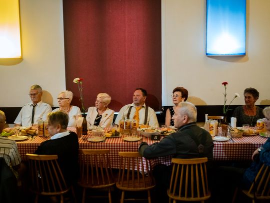 Potańcówka w klimacie PRL w DK Idalin (zdjęcia)