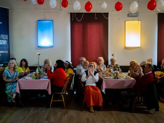 Potańcówka w klimacie PRL w DK Idalin (zdjęcia)