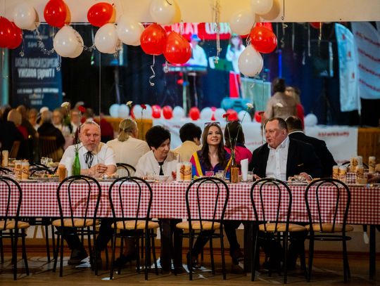 Potańcówka w klimacie PRL w DK Idalin (zdjęcia)