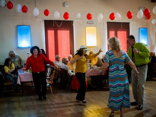 Potańcówka w klimacie PRL w DK Idalin (zdjęcia)