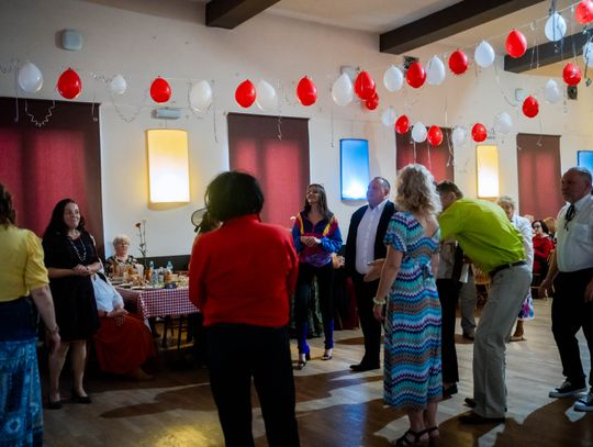 Potańcówka w klimacie PRL w DK Idalin (zdjęcia)