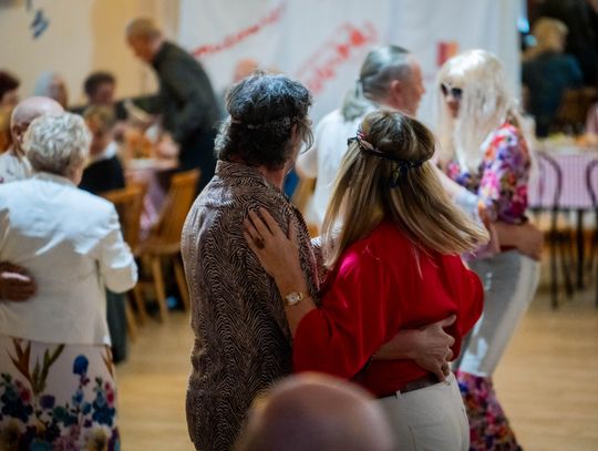 Potańcówka w klimacie PRL w DK Idalin (zdjęcia)