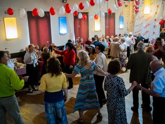 Potańcówka w klimacie PRL w DK Idalin (zdjęcia)