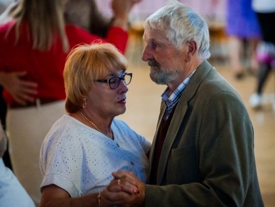 Potańcówka w klimacie PRL w DK Idalin (zdjęcia)