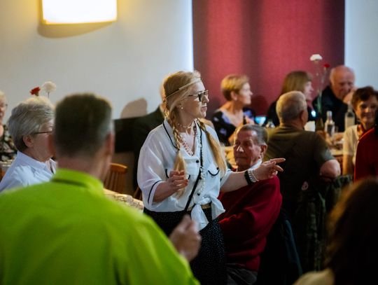 Potańcówka w klimacie PRL w DK Idalin (zdjęcia)