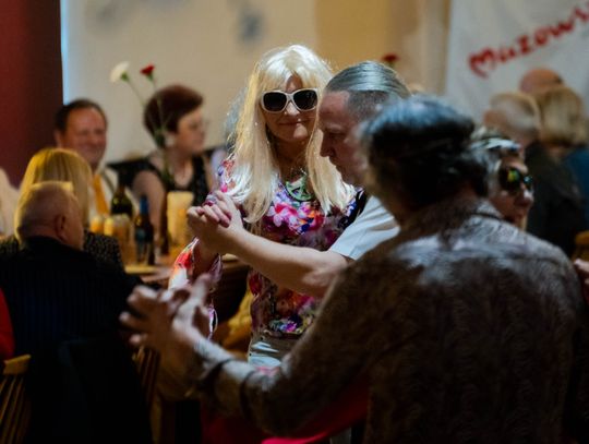 Potańcówka w klimacie PRL w DK Idalin (zdjęcia)