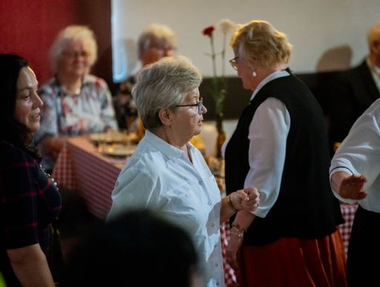 Potańcówka w klimacie PRL w DK Idalin (zdjęcia)